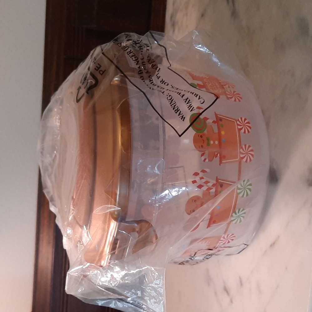 NWT.  Lock&Lock 41 oz Container with Handle GINGEBREAD MEN